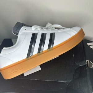 Adidas Women's White and Black Sneakers with Orange Sole Size 6y/ 7w new